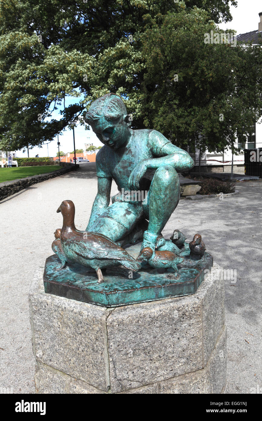 Bronze statue of a boy with ducks, Lake, Byparken