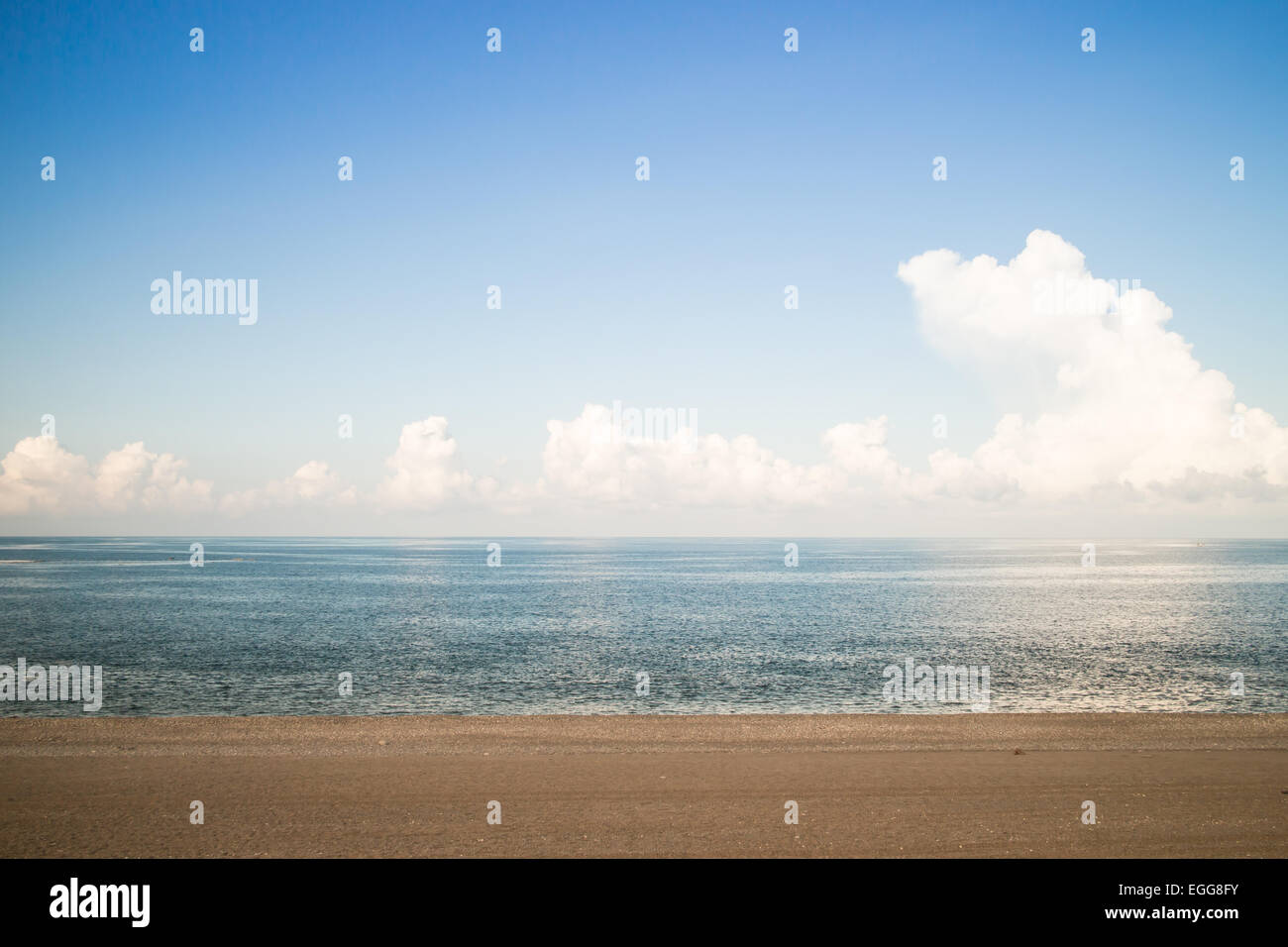 tropical beach blue sky fluffy clouds Stock Photo - Alamy