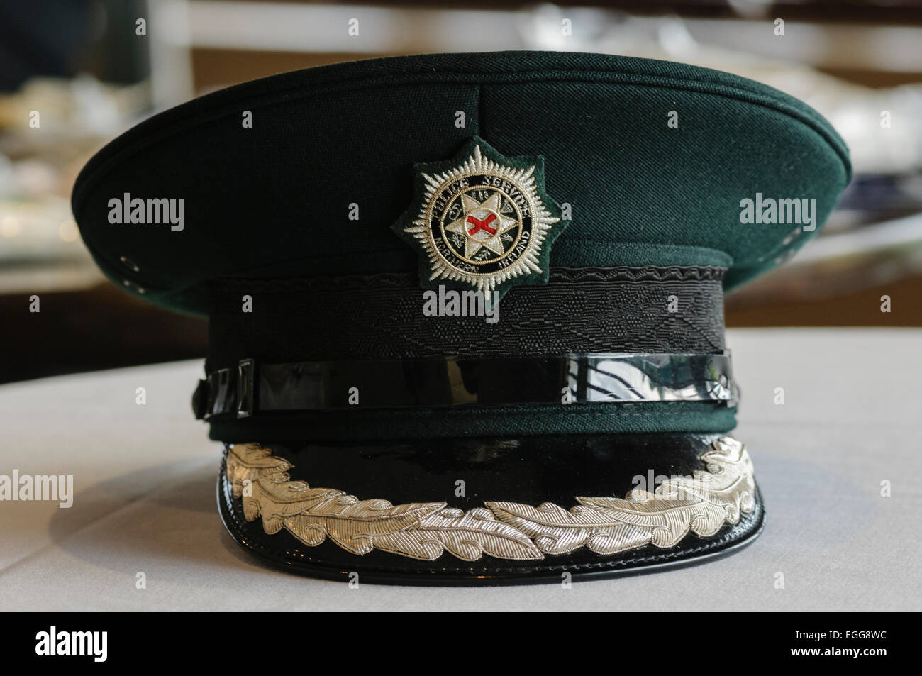 PSNI hat and badge of an Assistant Chief Constable ACC Stock Photo