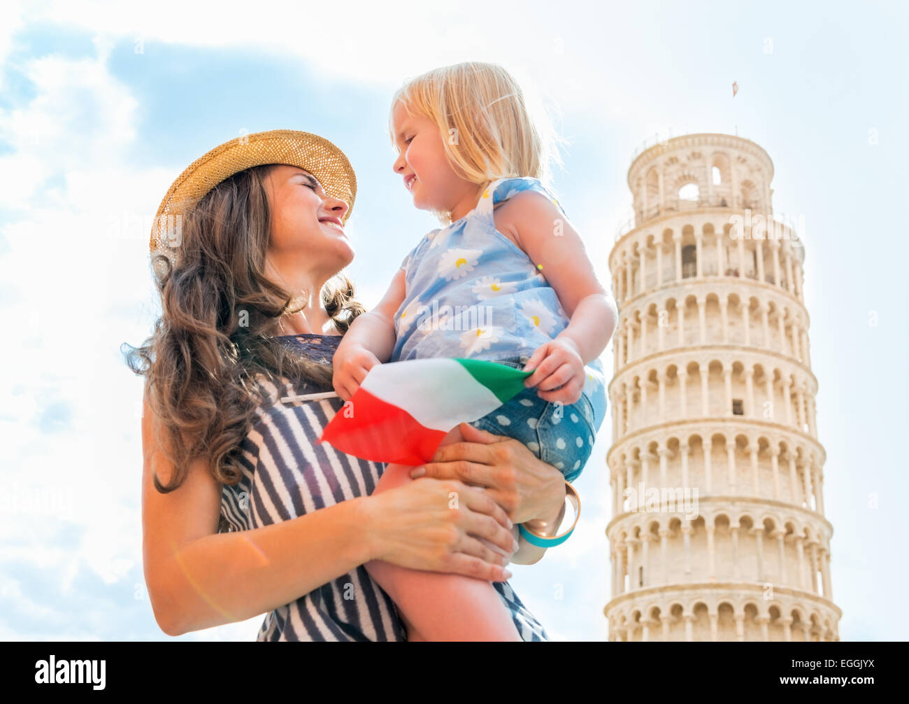 Итальянская мамаша. Воспитание детей в Италии. Италия для детей. Флаг Италии для детей. Матери и дети в Италии.
