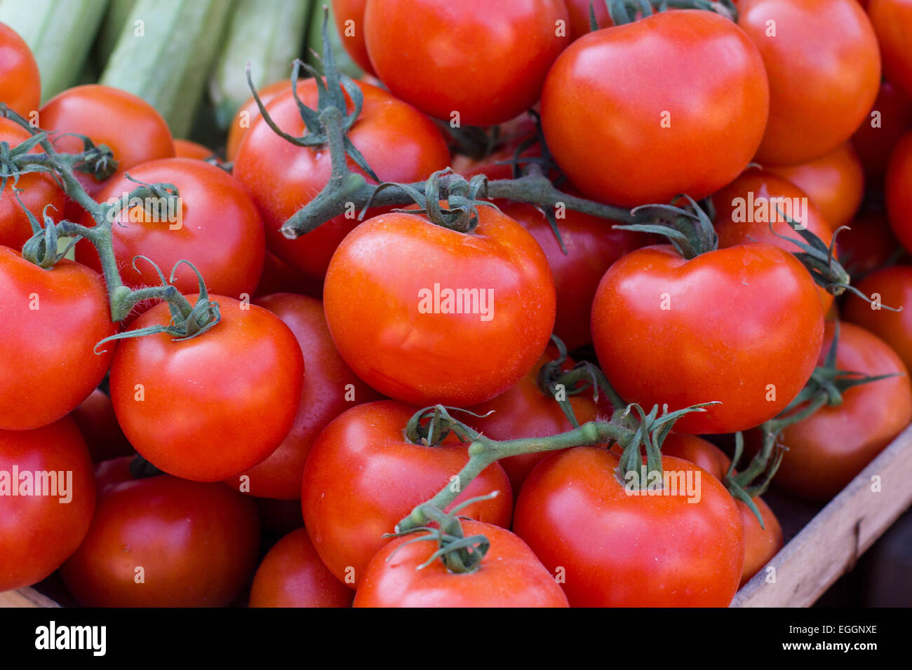 Fresh Red Ripe Tomatoes heap on the market Stock Photo - Alamy