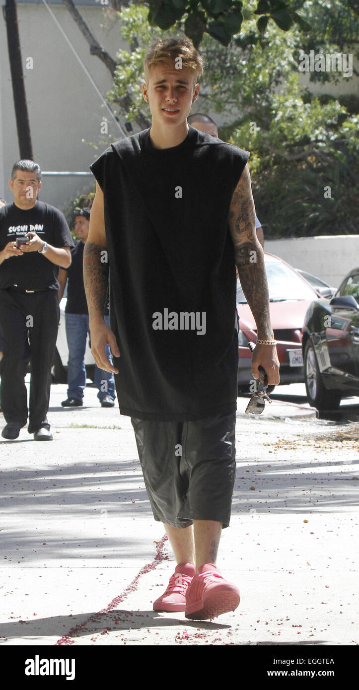 suicidio siga adelante puerta Justin Bieber arrives at Sushi Dan in Studio City in his Ferrari 458  Italia, wearing pink suede Adidas sneakers. He left in a 2014 Cadillac  Escalade driven by his bodyguards. Featuring: Justin