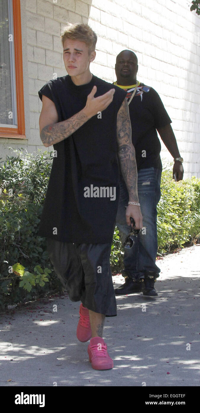 Justin arrives at Sushi in Studio City in his 458 Italia, wearing pink suede Adidas sneakers. He left in a 2014 Cadillac Escalade driven by his bodyguards. Featuring: Justin