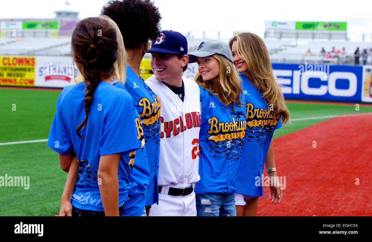 Sports Illustrated Swimsuit Models Take Over Miami Po vrogue.co