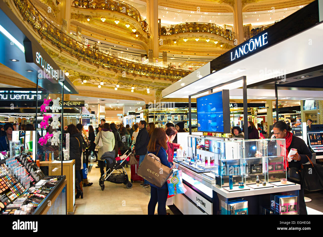 Shopping mall paris couple hi-res stock photography and images - Alamy