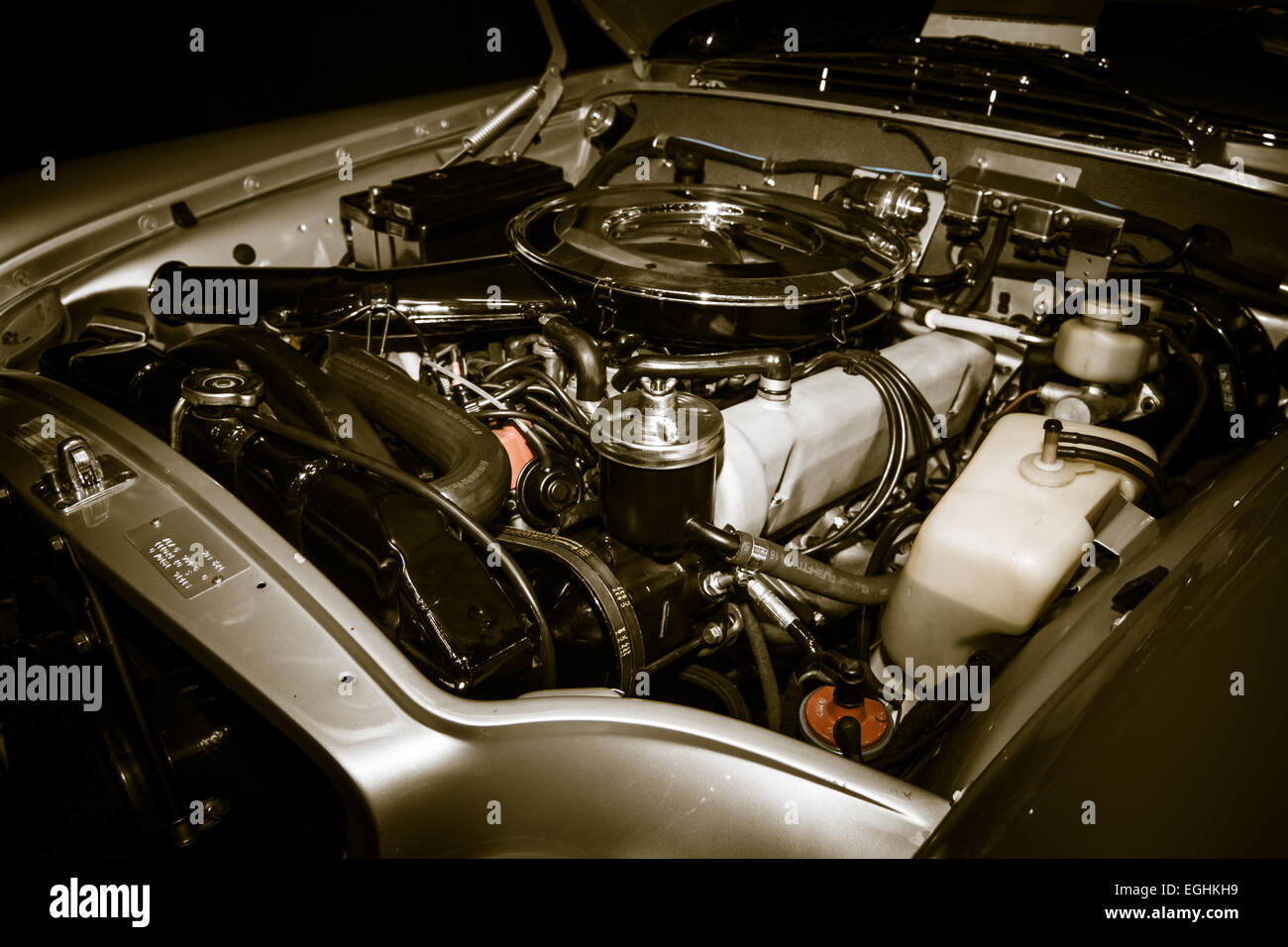 Engine of a Mercedes-Benz 280 SE 3,5 (W111 Stock Photo - Alamy