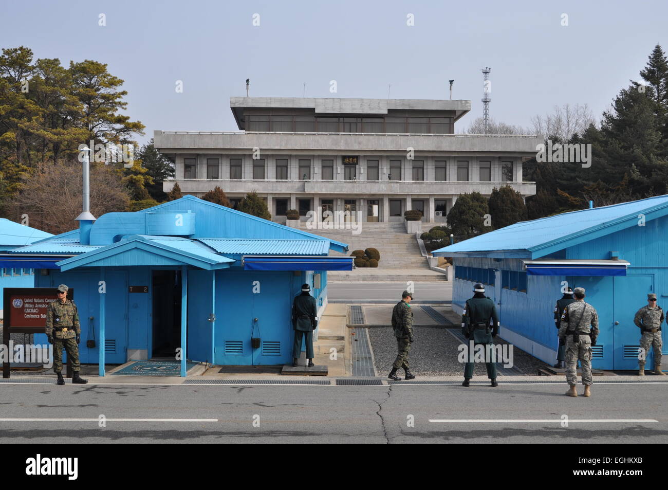 Над границей. Демилитаризованная зона КНДР И Южной Кореи. Демилитаризованная зона (Корея) граница. Граница Северной и Южной Кореи демилитаризованная. Демилитаризованная зона на границе Северной и Южной Кореи.