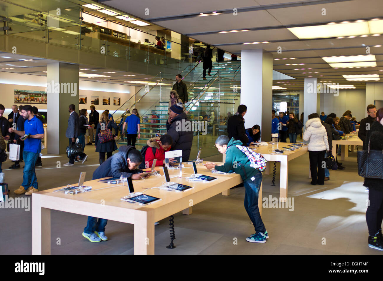 Apple store,Very Busy store where large numbers of Apple Products are  sold,Iphone 6 plus,Ipad Air 2,235 Regent Street,London W1 Stock Photo -  Alamy