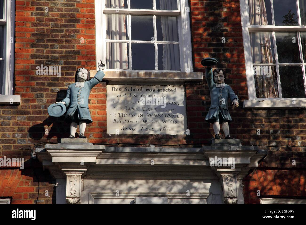 Figurines over the door of Chew’s House (part of the Priory) at Dunstable, Bedfordshire Stock Photo