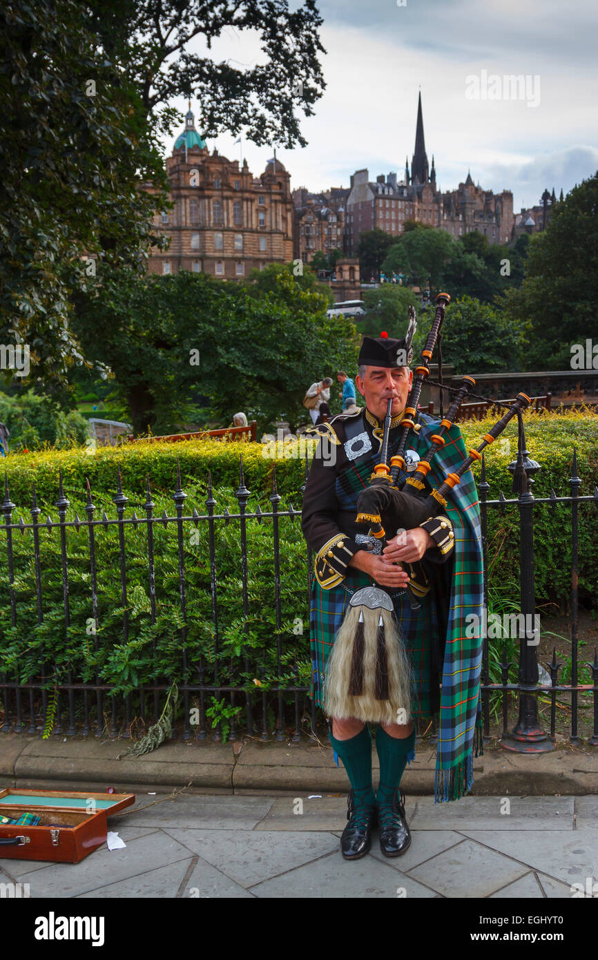 Scottish bagpiper. Edinburgh International Festival. Edinburgh. Scotland, UK, Europe. Stock Photo