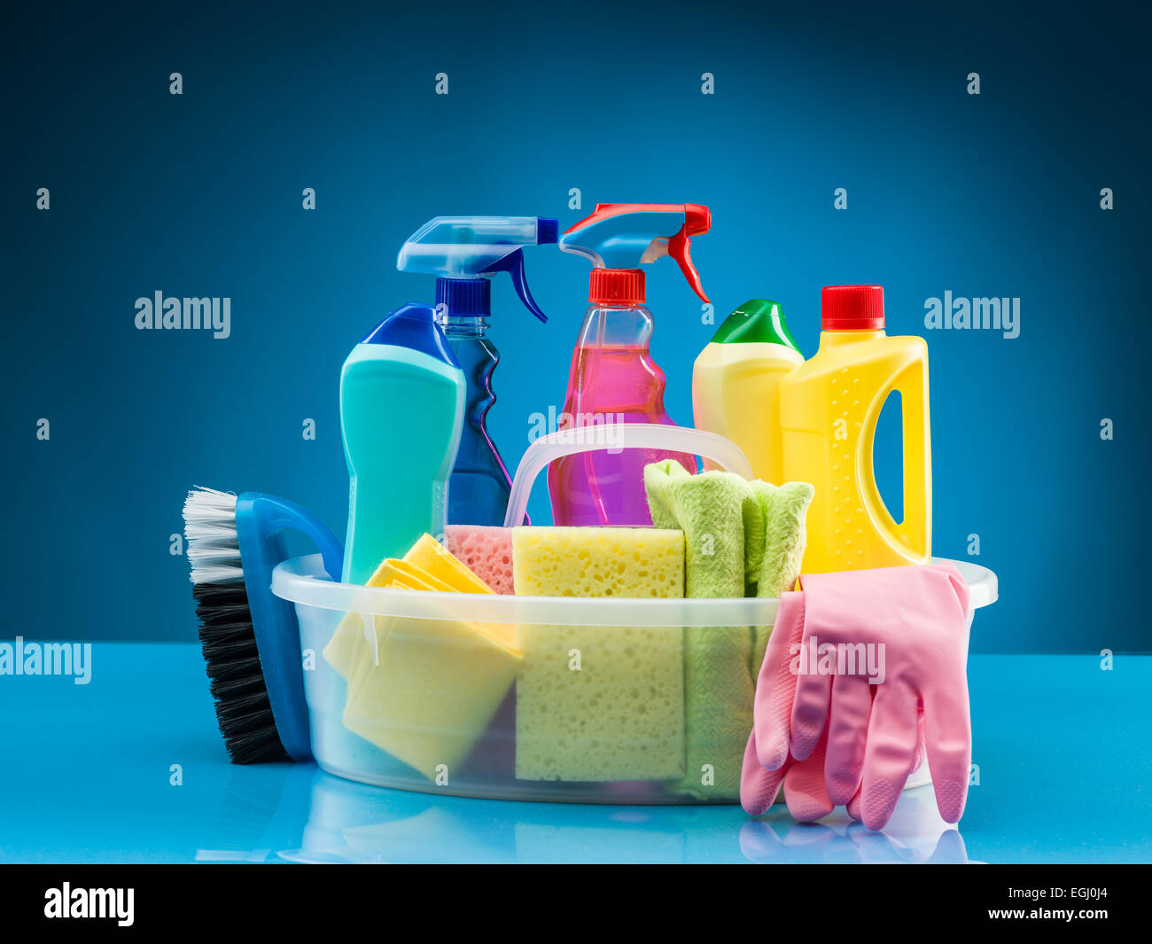 https://c8.alamy.com/comp/EGJ0J4/cleaning-products-and-supplies-in-basket-EGJ0J4.jpg