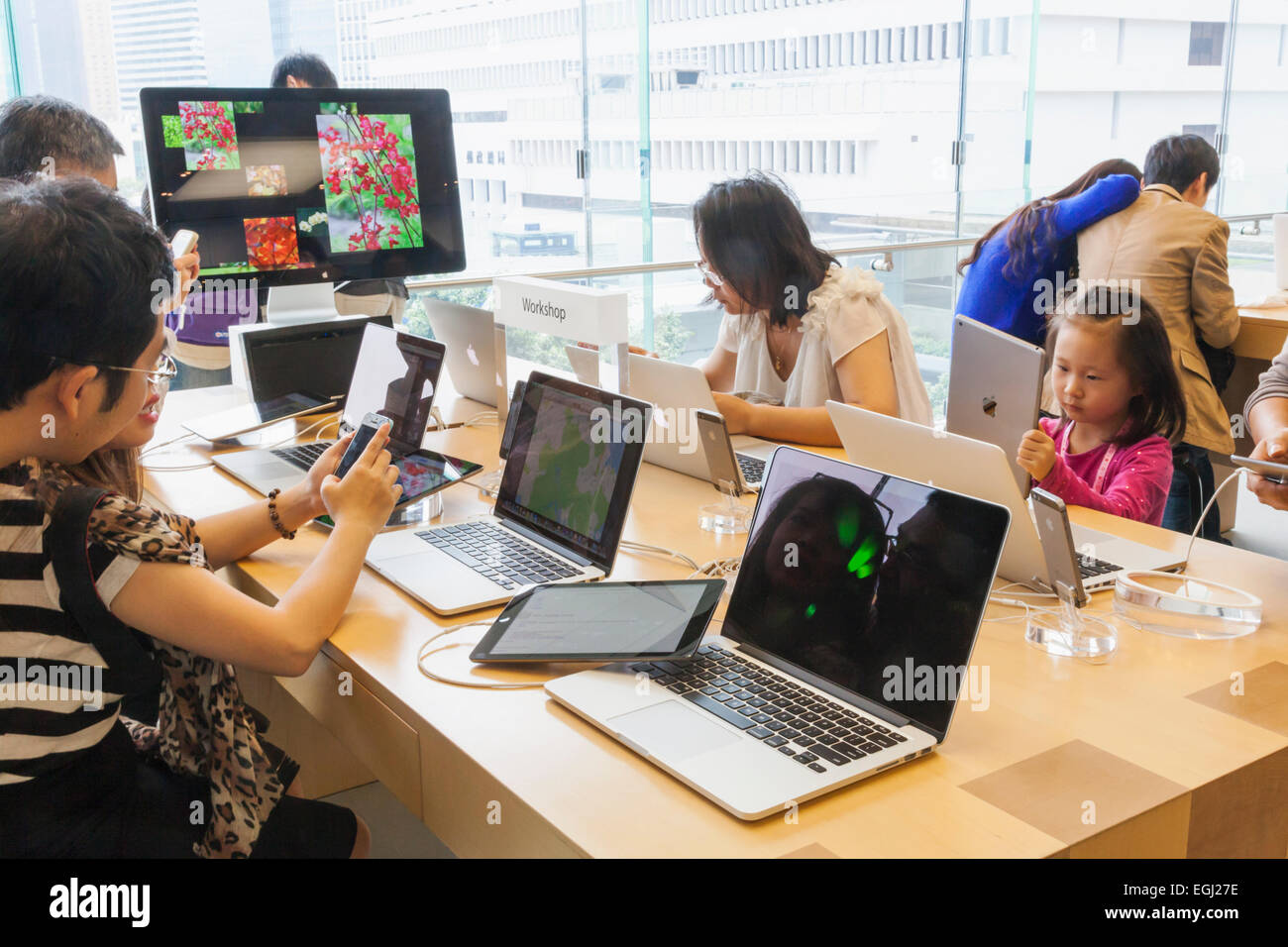 China, Hong Kong, Apple Store, Customer Tutorial Class Stock Photo Alamy