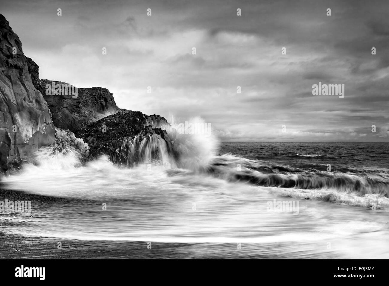 Küste, Wellen, Felsen, Atlantik, Island, s/w Stock Photo