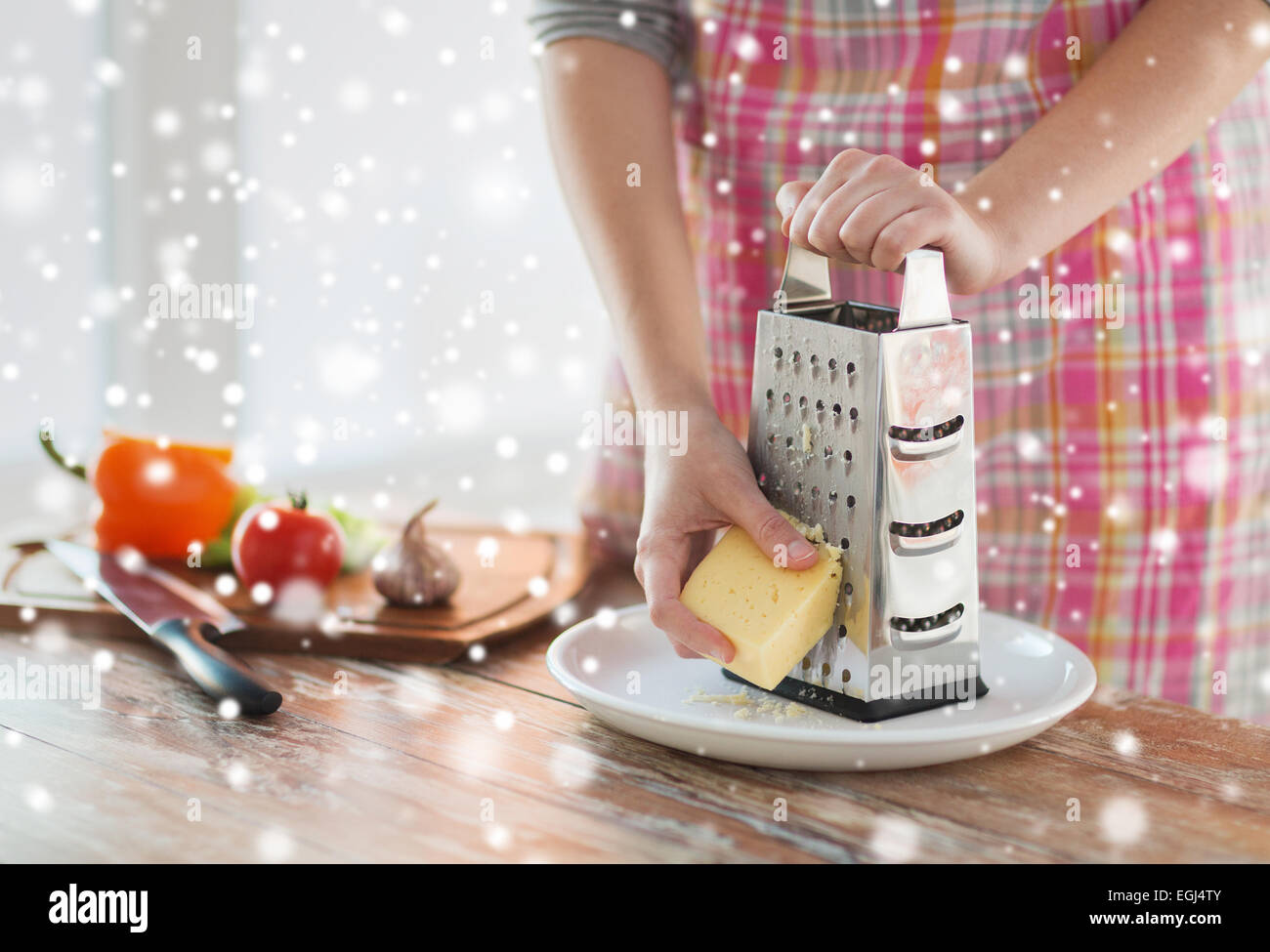 https://c8.alamy.com/comp/EGJ4TY/close-up-of-woman-hands-with-grater-grating-cheese-EGJ4TY.jpg