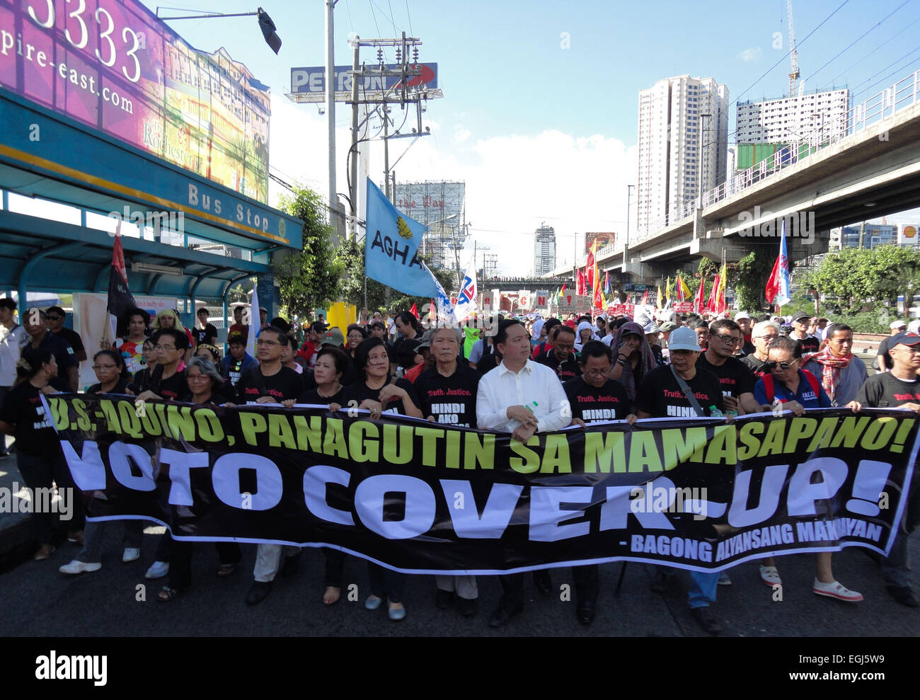 Militant protesters march on the historic EDSA highway, as they walk to the Philippine National Police headquarters, calling for President Benigno Aquino III to be held accountable on the Mamasapano incident, during a rally at EDSA highway, held on the 29th anniversary of the 1986 People Power revolution. The protesters were blocked by police from reaching the police headquarters where they intended to form a 'human chain' from the headquarters to EDSA Shrine. Credit:  Richard James Mendoza/Pacific Press/Alamy Live News Stock Photo