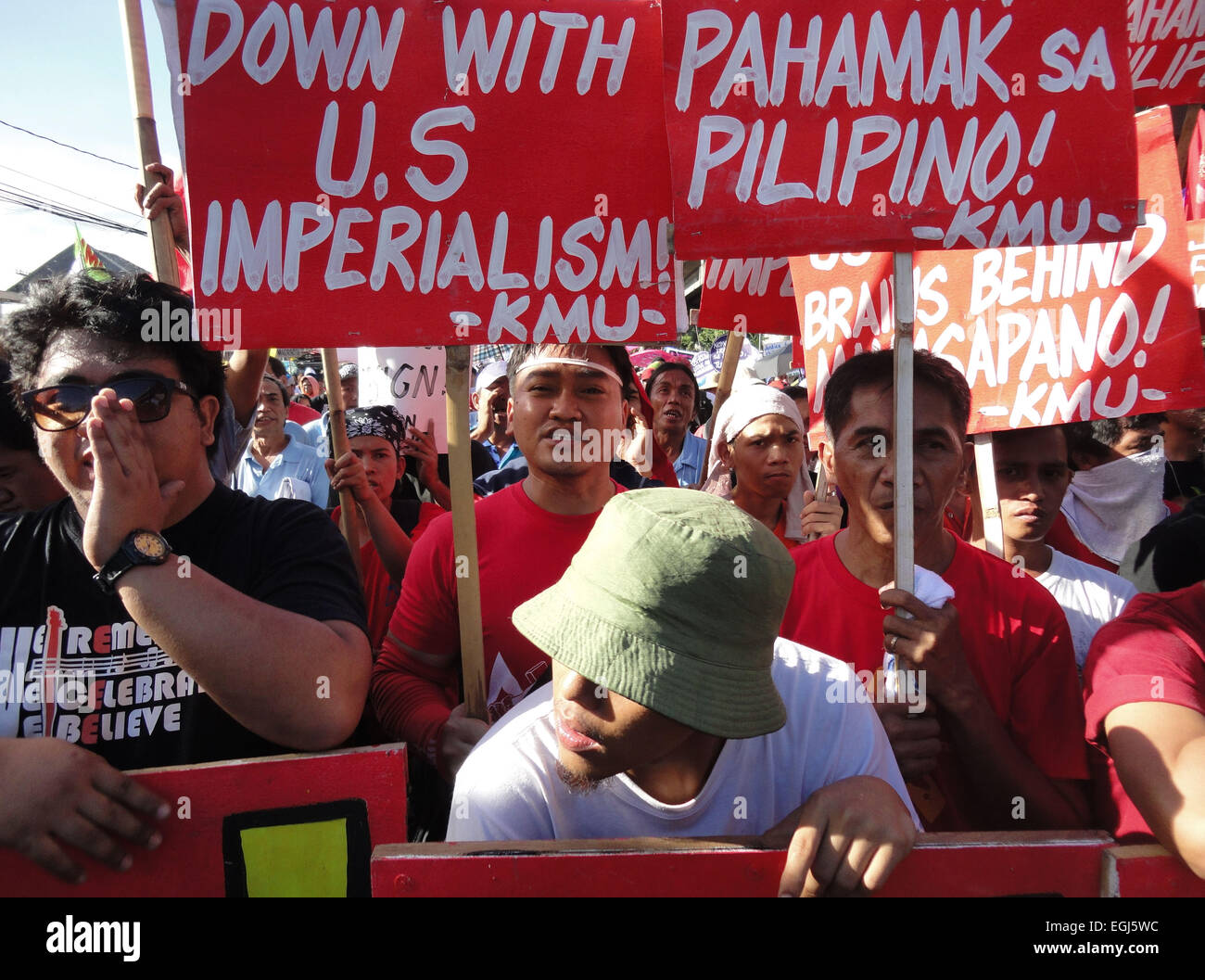 Militant protesters holding placards, and chant slogans during the rally at EDSA highway, held on the 29th anniversary of the 1986 People Power revolution. The protesters were blocked by police from reaching the police headquarters where they intended to form a 'human chain' from the headquarters to EDSA Shrine. Credit:  Richard James Mendoza/Pacific Press/Alamy Live News Stock Photo