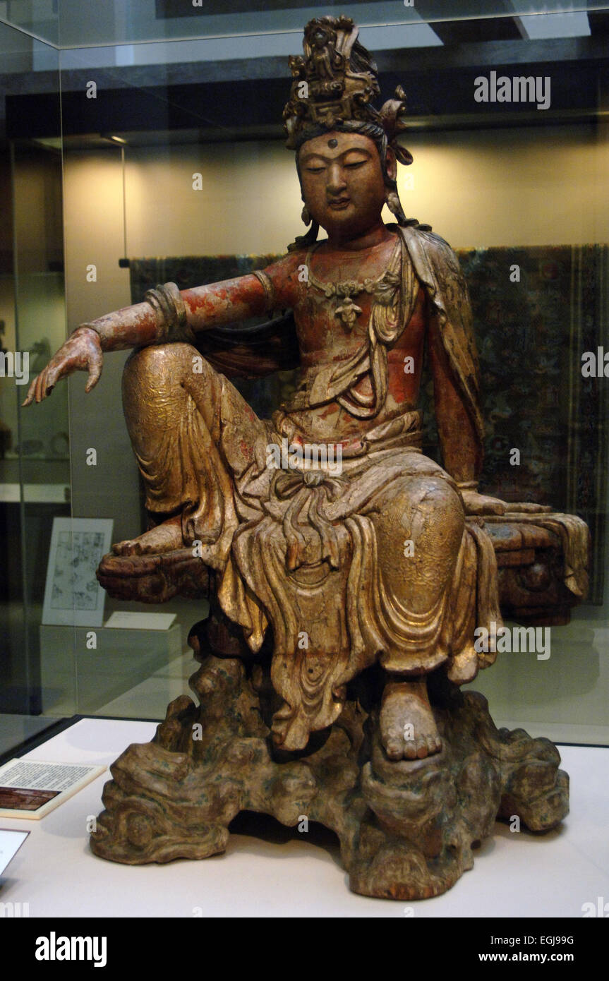 Chinese art. The Bodhisattva Guanyin. Shanxi province, China. Jin Dynasty (1115-1234) with some Ming Dynasty (1368-1644) decoration. China 12th-13th c. Victoria and Albert Museum. London. England. United Kingdom. Stock Photo