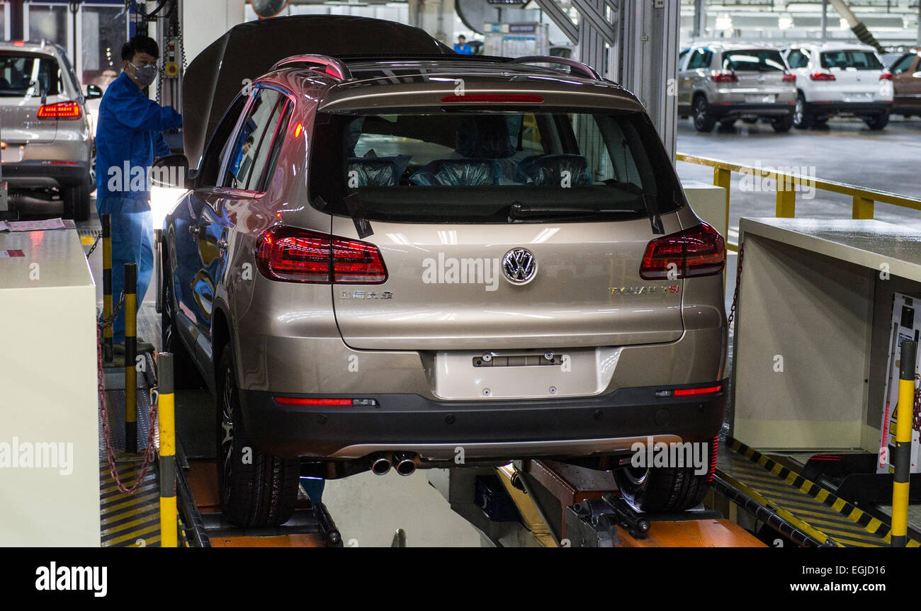 Employees check a VW Tiguan in the factory of the Volkswagen AG in Anting near Shanghai, China, 11 November 2015. Photo: Ole Spata/dpa Stock Photo
