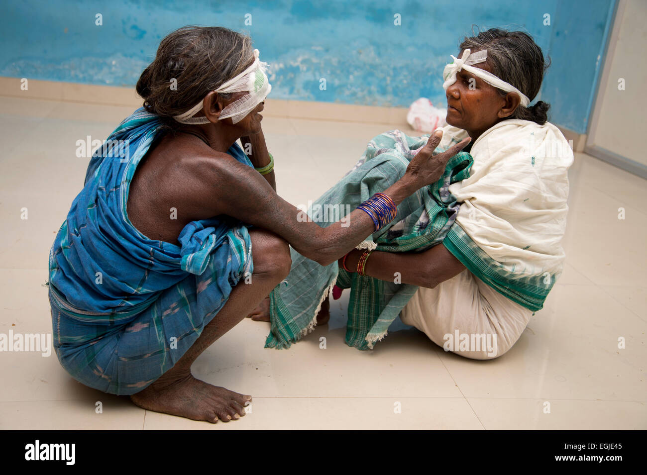 India 2014. Orissa. Bwanipatna. Two tribal women chat after having cataract surgery. Stock Photo