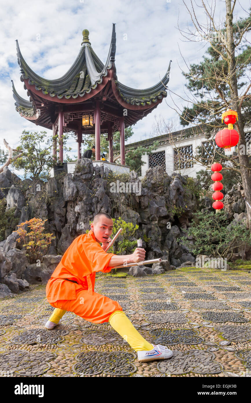 Shaolin monk hi-res stock photography and images - Alamy