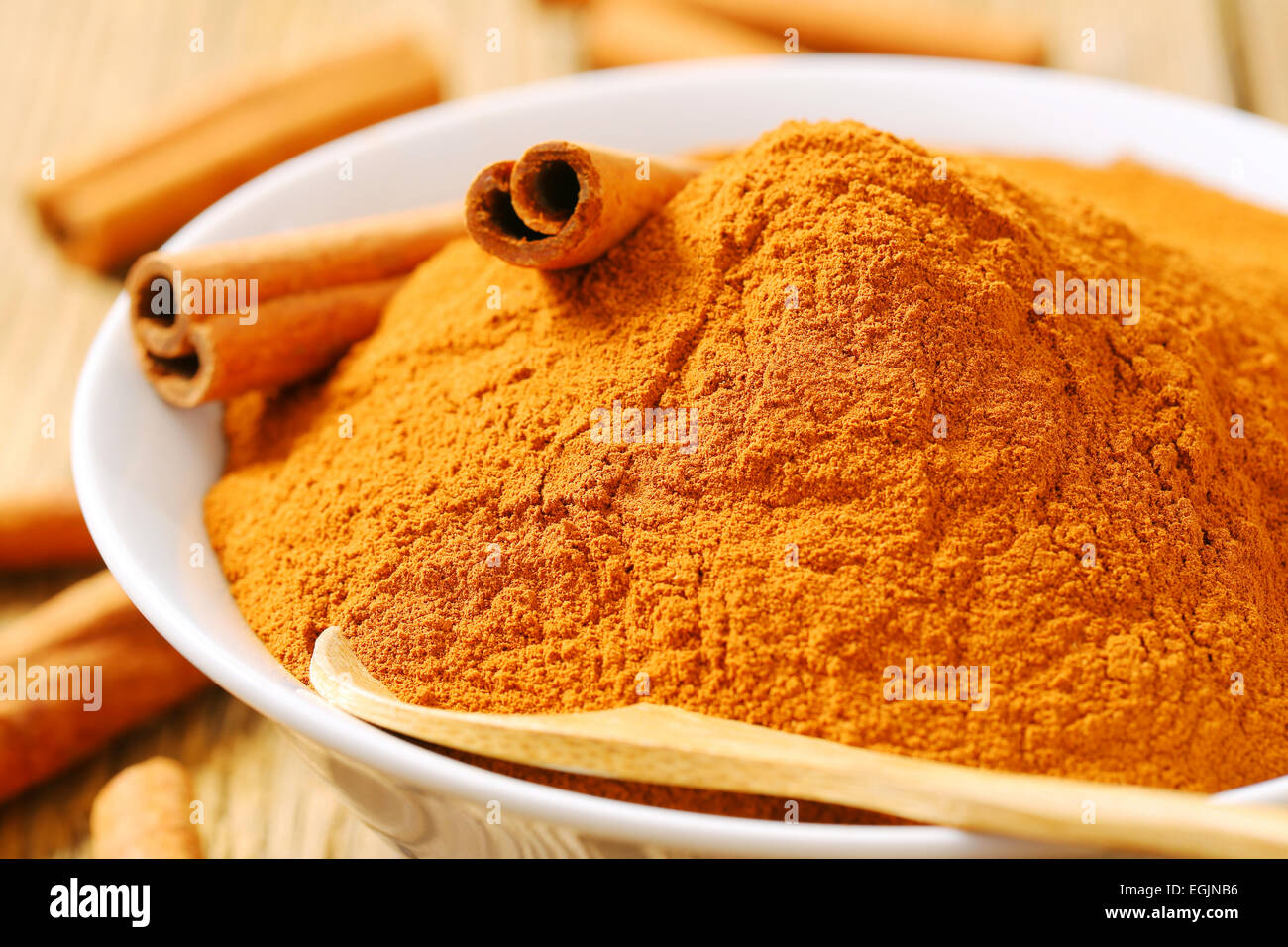 Bowl of ground cinnamon and cinnamon sticks Stock Photo Alamy