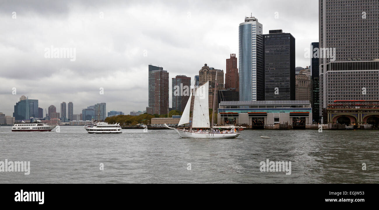 New york harbor skyline hi-res stock photography and images - Alamy