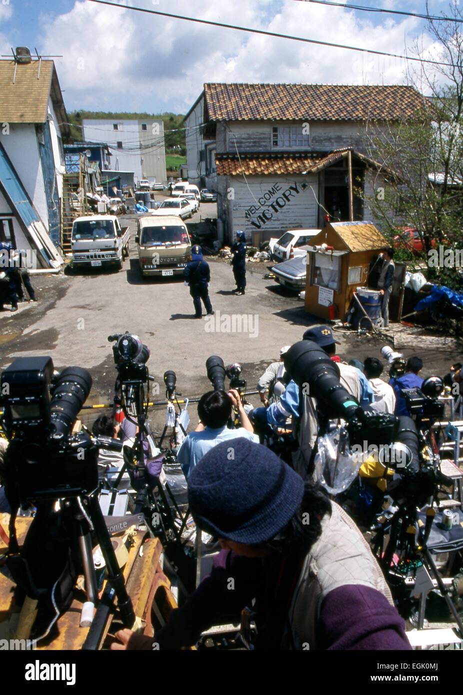 Kamikuisshiki Mura, Japan - Members of the domestic and foreign media take up their position as police raid Aum Shinriko's facility - No. 6 Satyam. 16th May, 1995. on the foot of Mt. Fuji on May 16, 1995. On the morning of 20 March 1995, cult members released sarin in a coordinated attack on five trains in the Tokyo subway system, killing 13 commuters, seriously injuring 54 and affecting 980 more. Some estimates claim as many as 6,000 people were injured by the sarin. © Haruyoshi Yamaguchi/AFLO/Alamy Live News Stock Photo