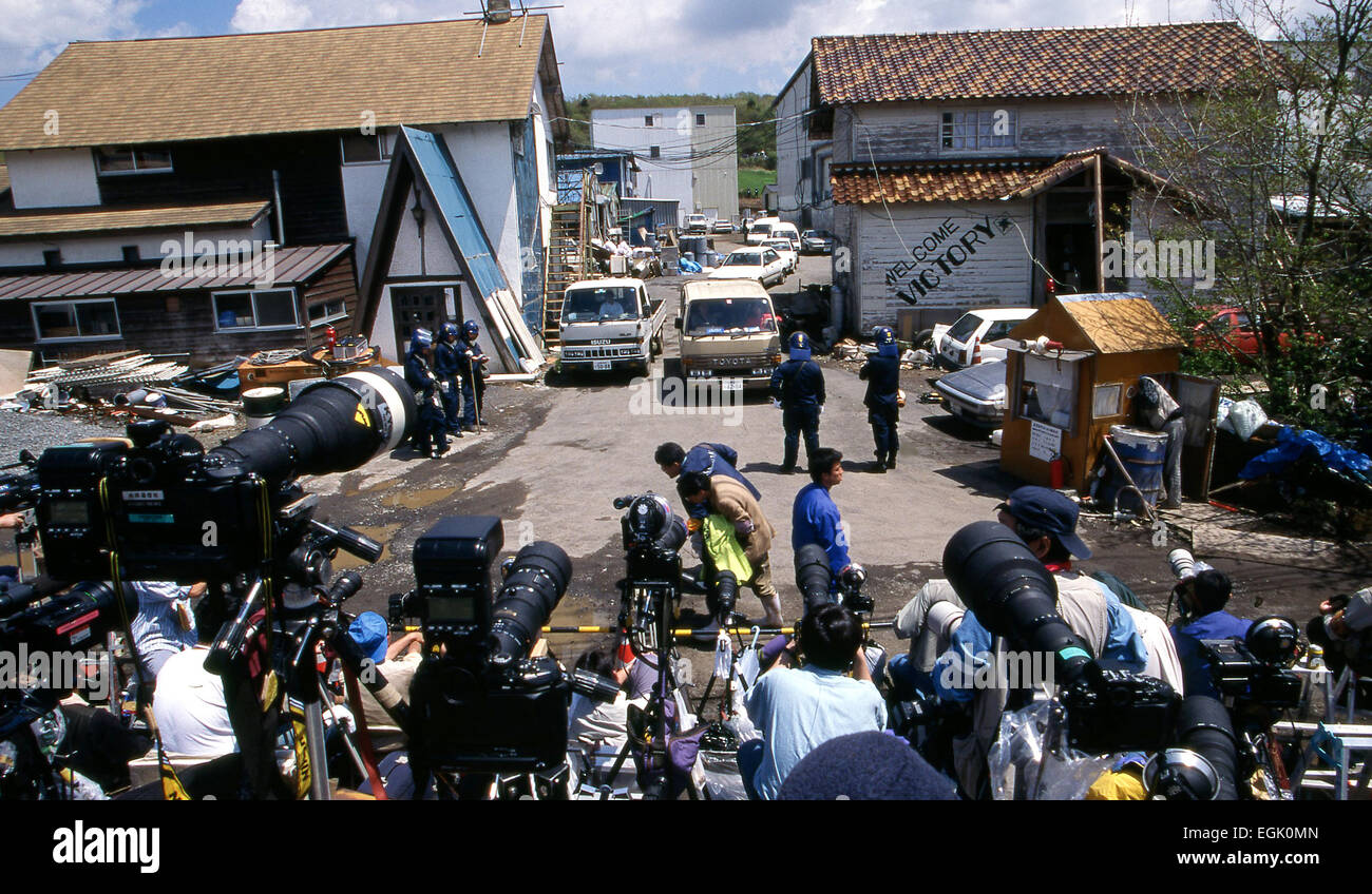 Kamikuisshiki Mura, Japan - Members of the domestic and foreign media take up their position as police raid Aum Shinriko's facility - No. 6 Satyam. 16th May, 1995. on the foot of Mt. Fuji on May 16, 1995. On the morning of 20 March 1995, cult members released sarin in a coordinated attack on five trains in the Tokyo subway system, killing 13 commuters, seriously injuring 54 and affecting 980 more. Some estimates claim as many as 6,000 people were injured by the sarin. © Haruyoshi Yamaguchi/AFLO/Alamy Live News Stock Photo