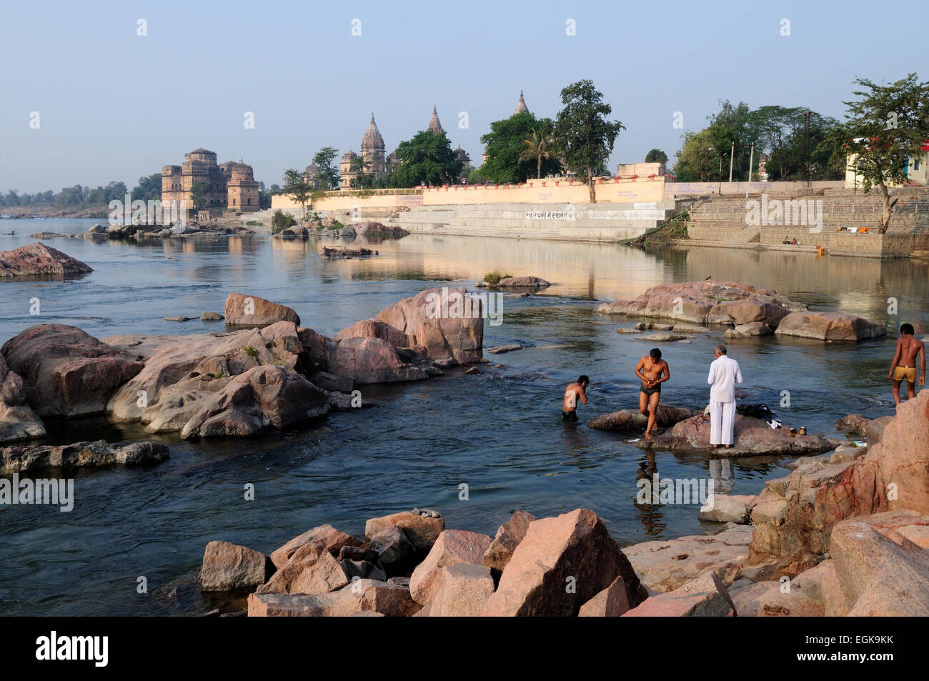 Hindu ritual bathing in the Petwa River Orchha Madhya Pradesh India Stock Photo
