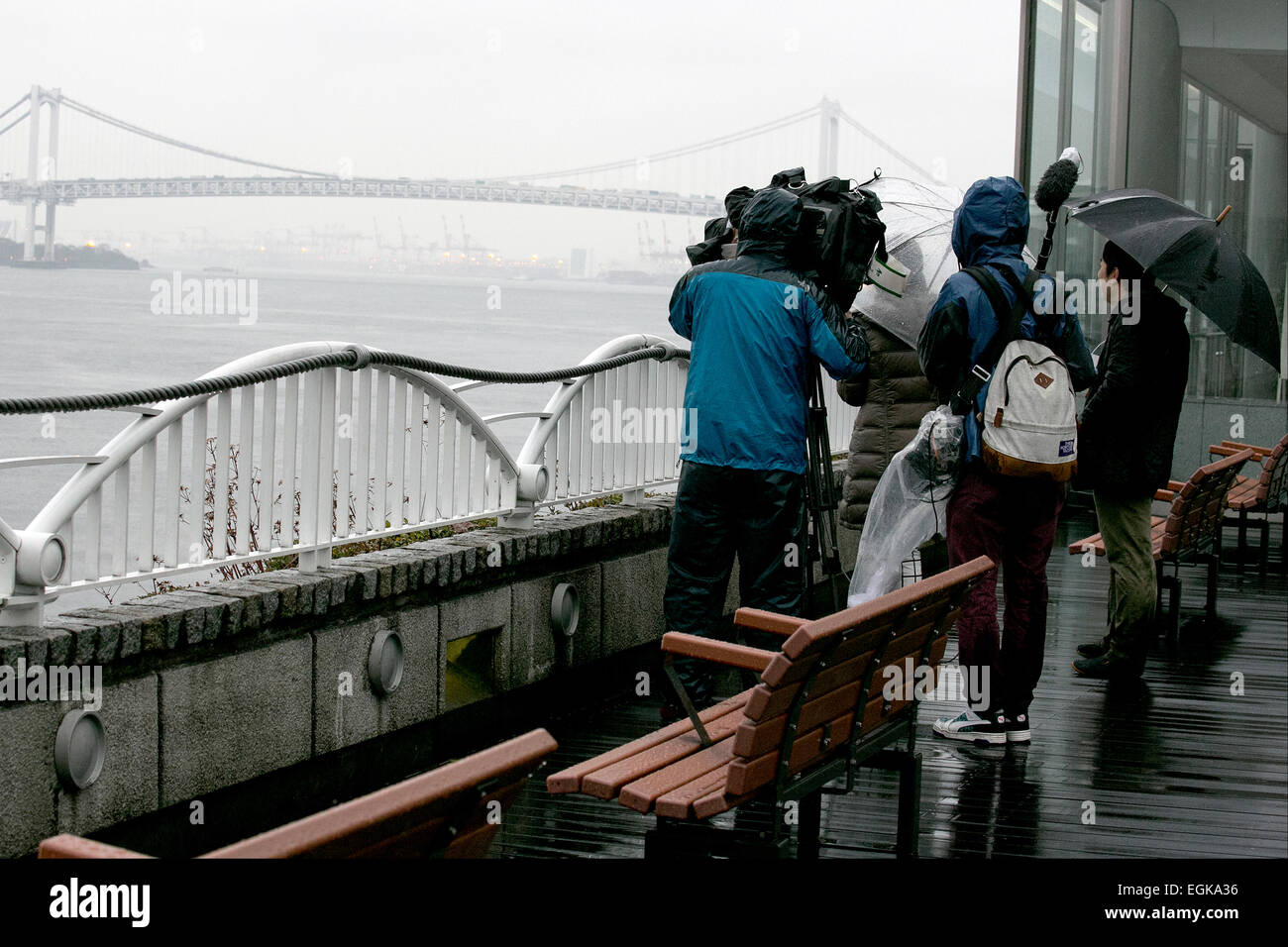 Tokyo, Japan. 26th February, 2015. Members of the media wait for the Duke of Cambridge to arrive in Tokyo by boat on February 26th, 2015. The Prince flew in to Tokyo International Airport on Thursday afternoon and then traveled to Tokyo city on a cruise boat to visit the historic Hama Rikyu gardens and a traditional Japanese tea house. He arrived on a rainy day but nevertheless Japanese TV crews were out to try to catch a glimpse of the Prince as his boat entered Tokyo Harbour and passed under the Rainbow Bridge. Credit:  Aflo Co. Ltd./Alamy Live News Stock Photo