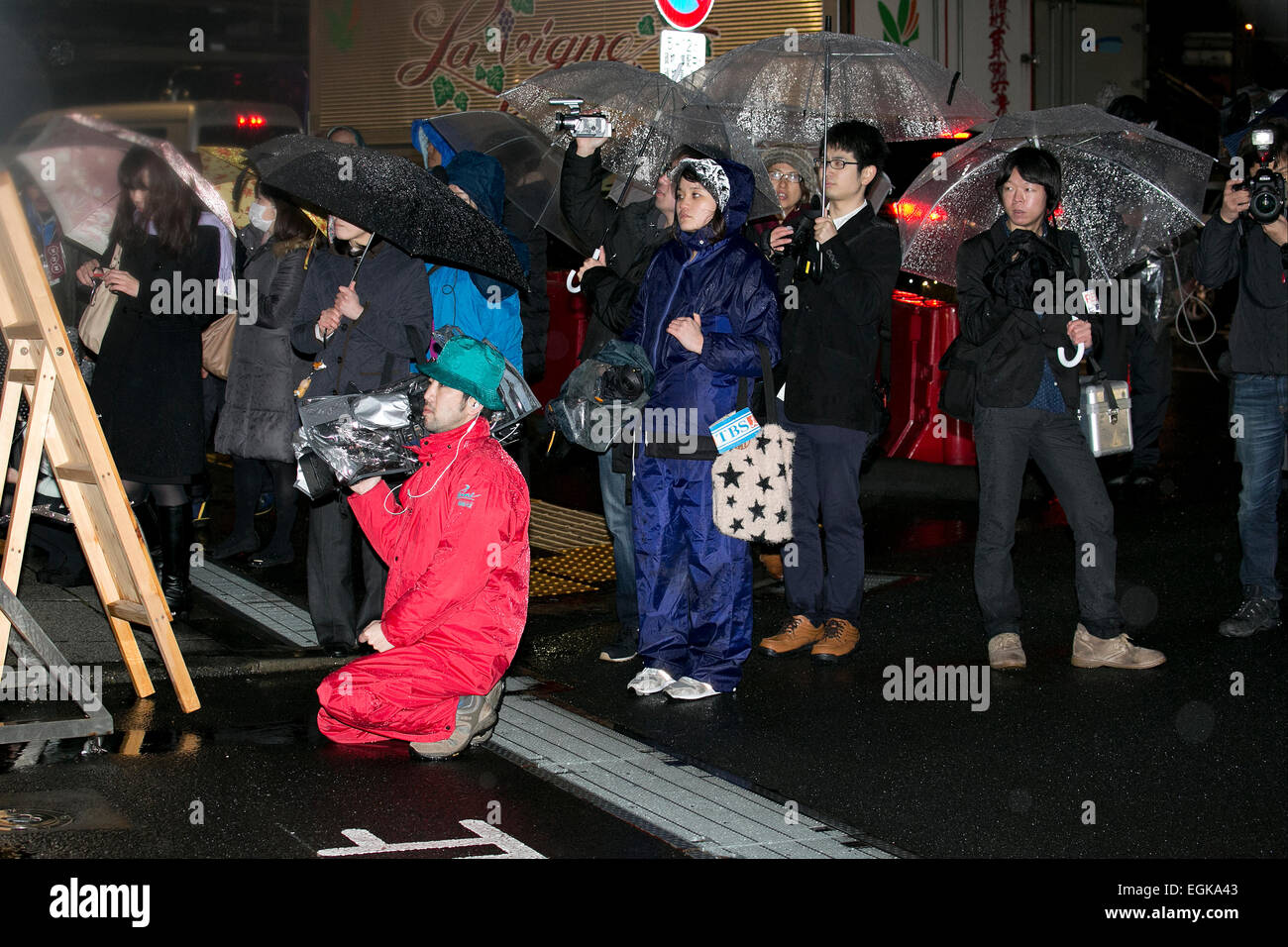 Tokyo, Japan. 26th February, 2015. Members of the media wait for the Duke of Cambridge to arrive in Tokyo by boat on February 26th, 2015. The Prince flew in to Tokyo International Airport on Thursday afternoon and then traveled to Tokyo city on a cruise boat to visit the historic Hama Rikyu gardens and a traditional Japanese tea house. He arrived on a rainy day but nevertheless Japanese TV crews were out to try to catch a glimpse of the Prince as his boat entered Tokyo Harbour and passed under the Rainbow Bridge. Credit:  Aflo Co. Ltd./Alamy Live News Stock Photo