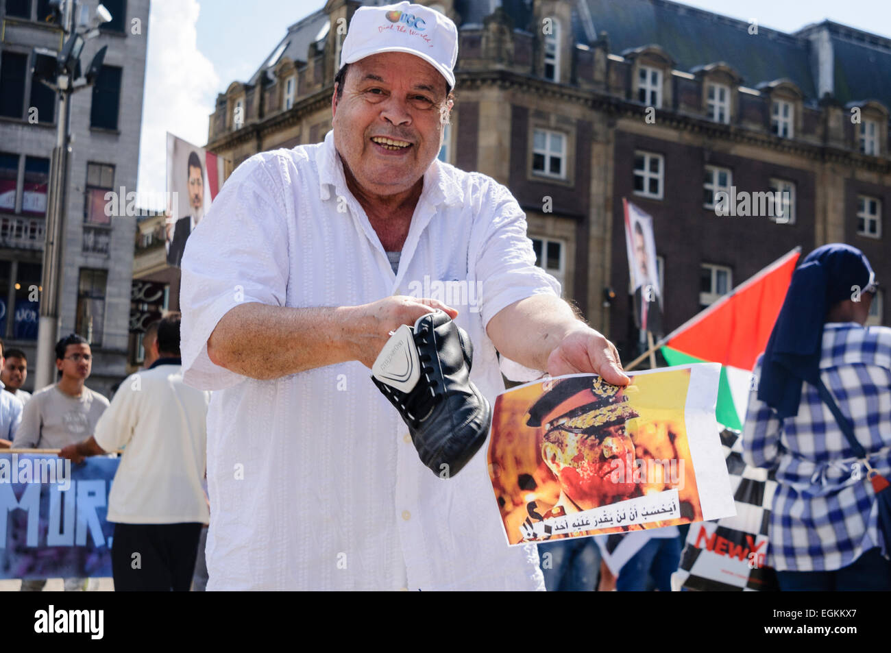 Amsterdam, The Netherlands, 4th August 2013 - An Egyptian man hits a photograph of General Sisi with a shoe as Egyptians gather to protest against the removal of Mohammed Morsi as president of Eqypt Stock Photo