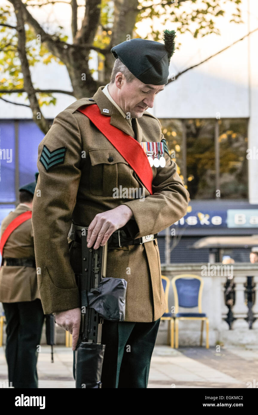 Belfast, Northern Ireland. 10th Nov 2013 - Soldier from the Royal Irish Regiment forms a guard of honour at the cenotaph during a remembrance day ceremony. Stock Photo
