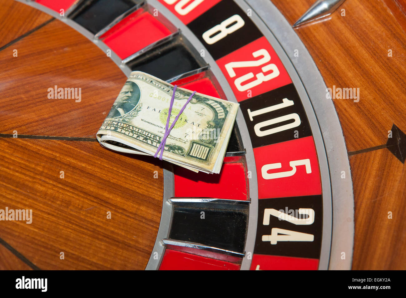 Note Pusher Roulette Roulette chips on gaming table hi-res stock photography and images - Alamy
