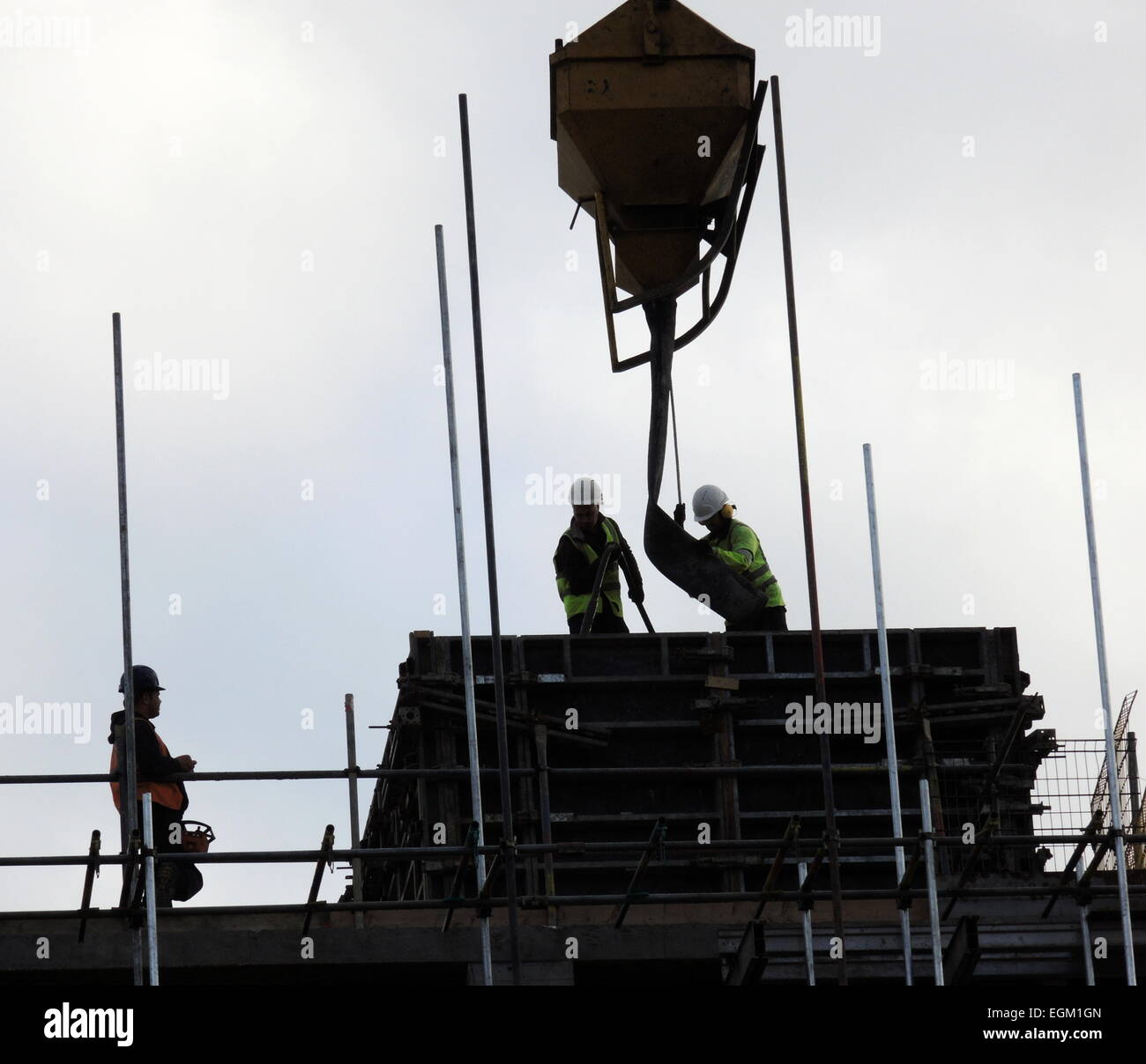 AJAXNETPHOTO. 2013. WORTHING, ENGLAND. - CONSTRUCTION SITE WORKERS ON HIGH RISE BUILDING. PHOTO:JONATHAN EASTLAND/AJAX REF:P78 132810 80 Stock Photo