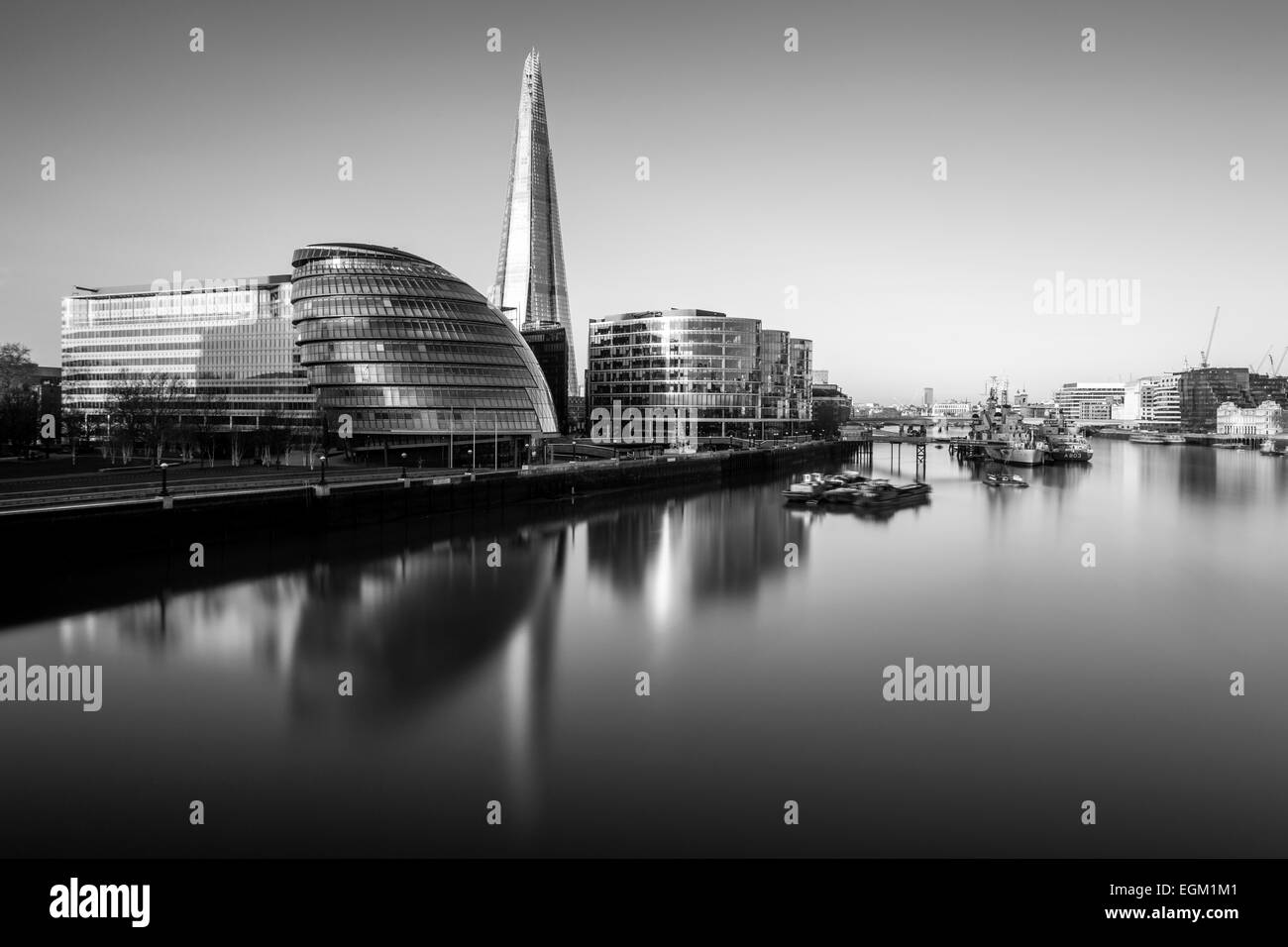 River thames early morning Black and White Stock Photos & Images - Alamy