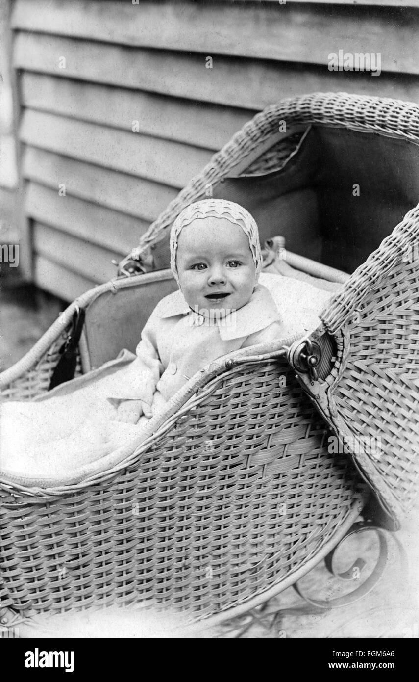 1910 Heywood Wakefield wicker bonnet pram United States Stock Photo
