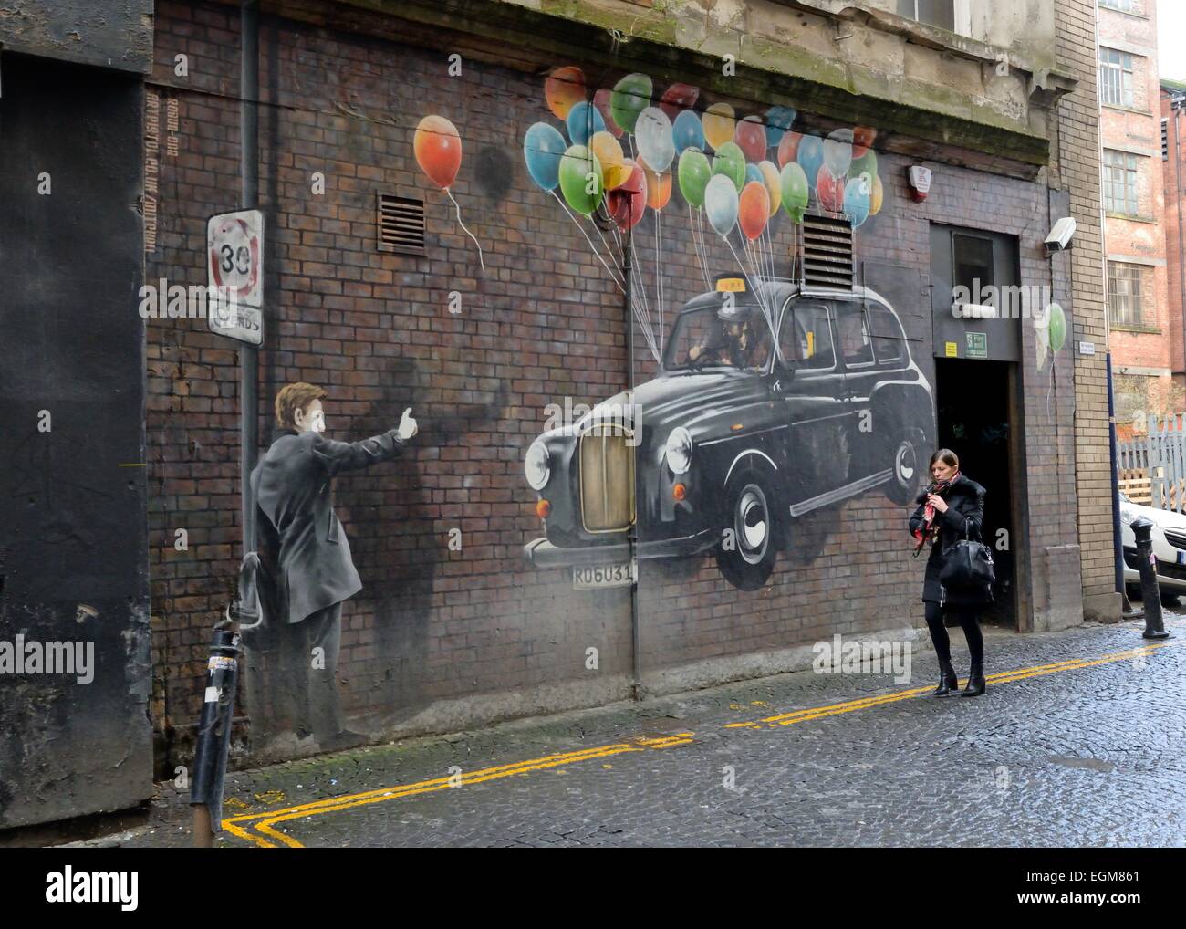 Wall art depicting a man hailing a Hackney taxi in Mitchell Street, Glasgow, Scotland, UK Stock Photo