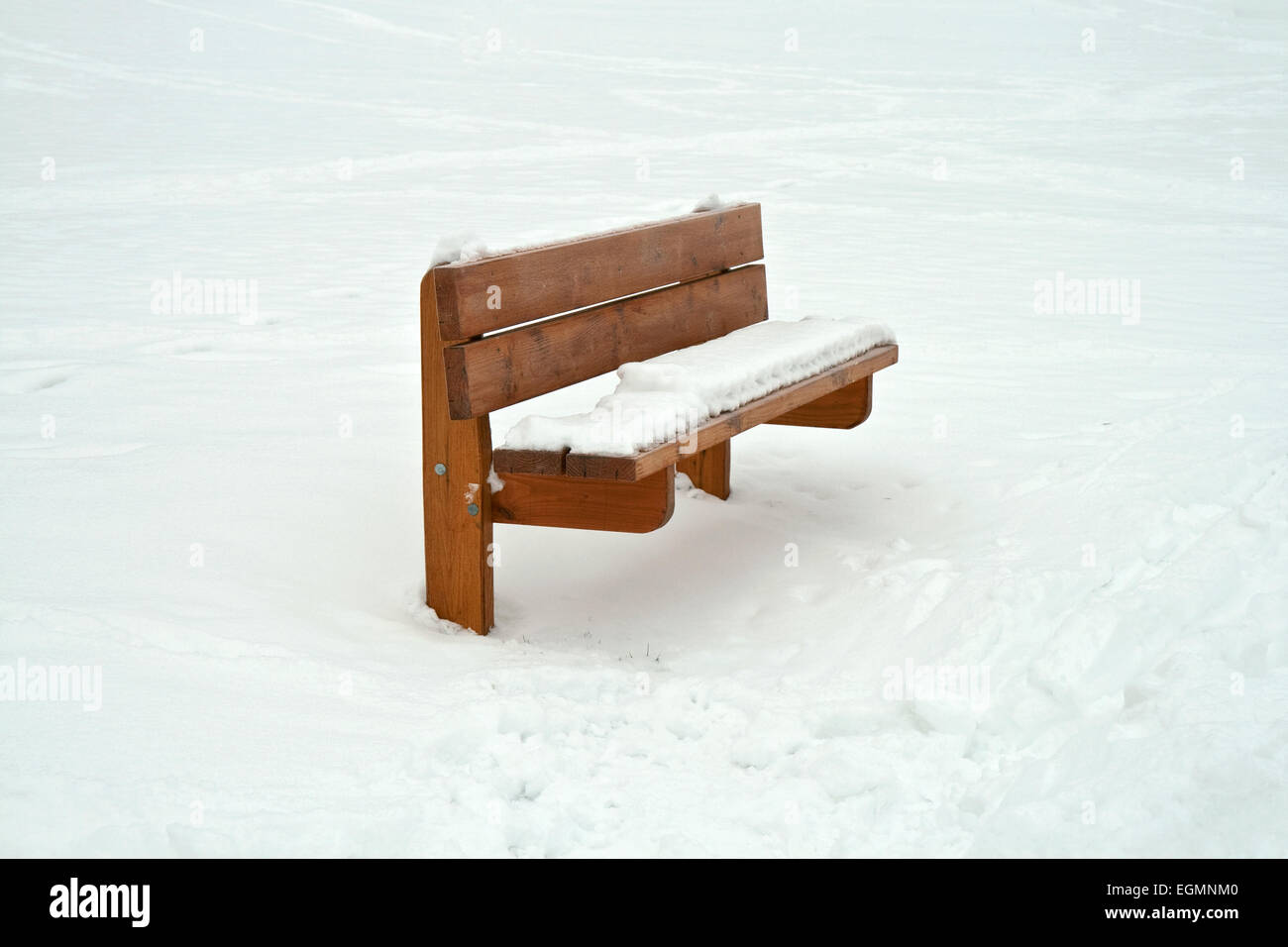 Empty bench in the snow. Lots of copy space Stock Photo - Alamy