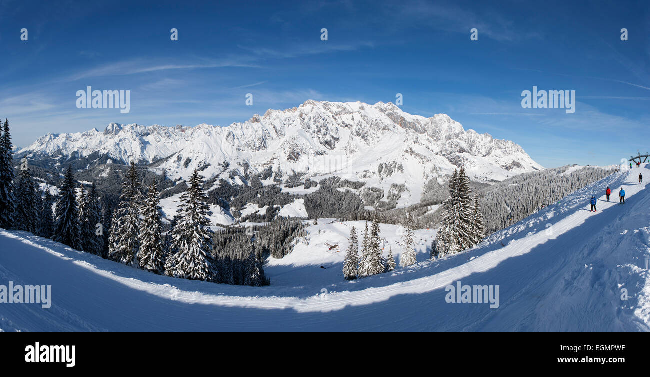 Skiers on ski slope in front of mountain scenery, Hochkönig, Amade skiing area, Mühlbach, Salzburg State, Austria Stock Photo