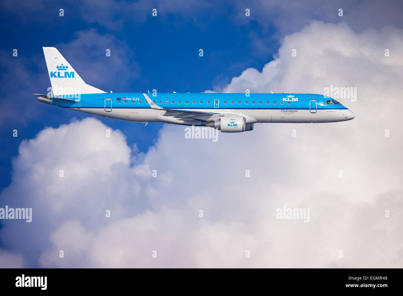 PH-EZS KLM Cityhopper Embraer ERJ-190STD, ERJ-190-100, in flight Stock Photo