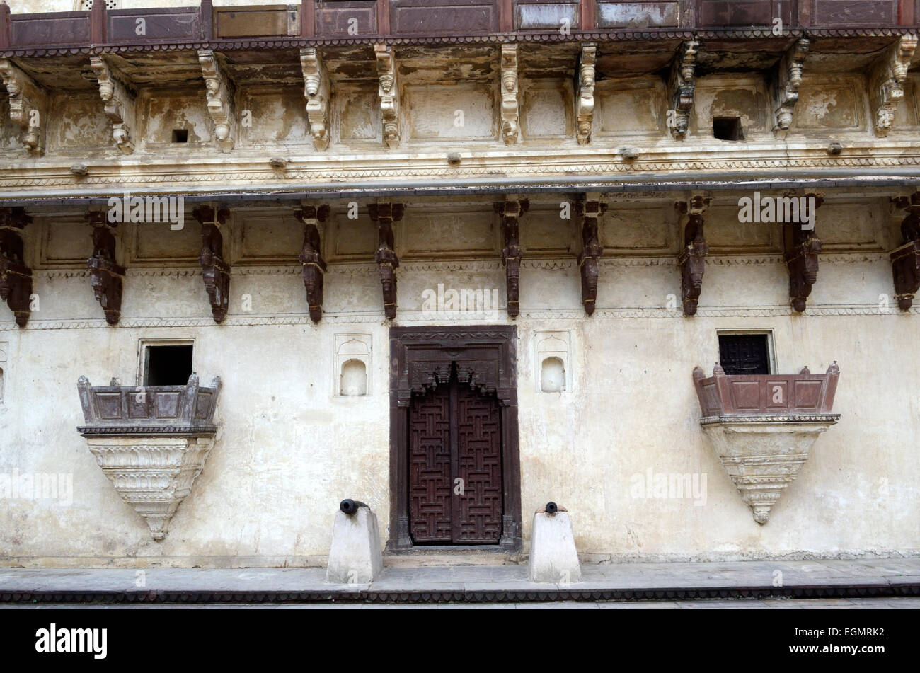 Canons in front of old  wooden door 17th century  Jahangir Palace Orchha Madhya Pradesh India Stock Photo
