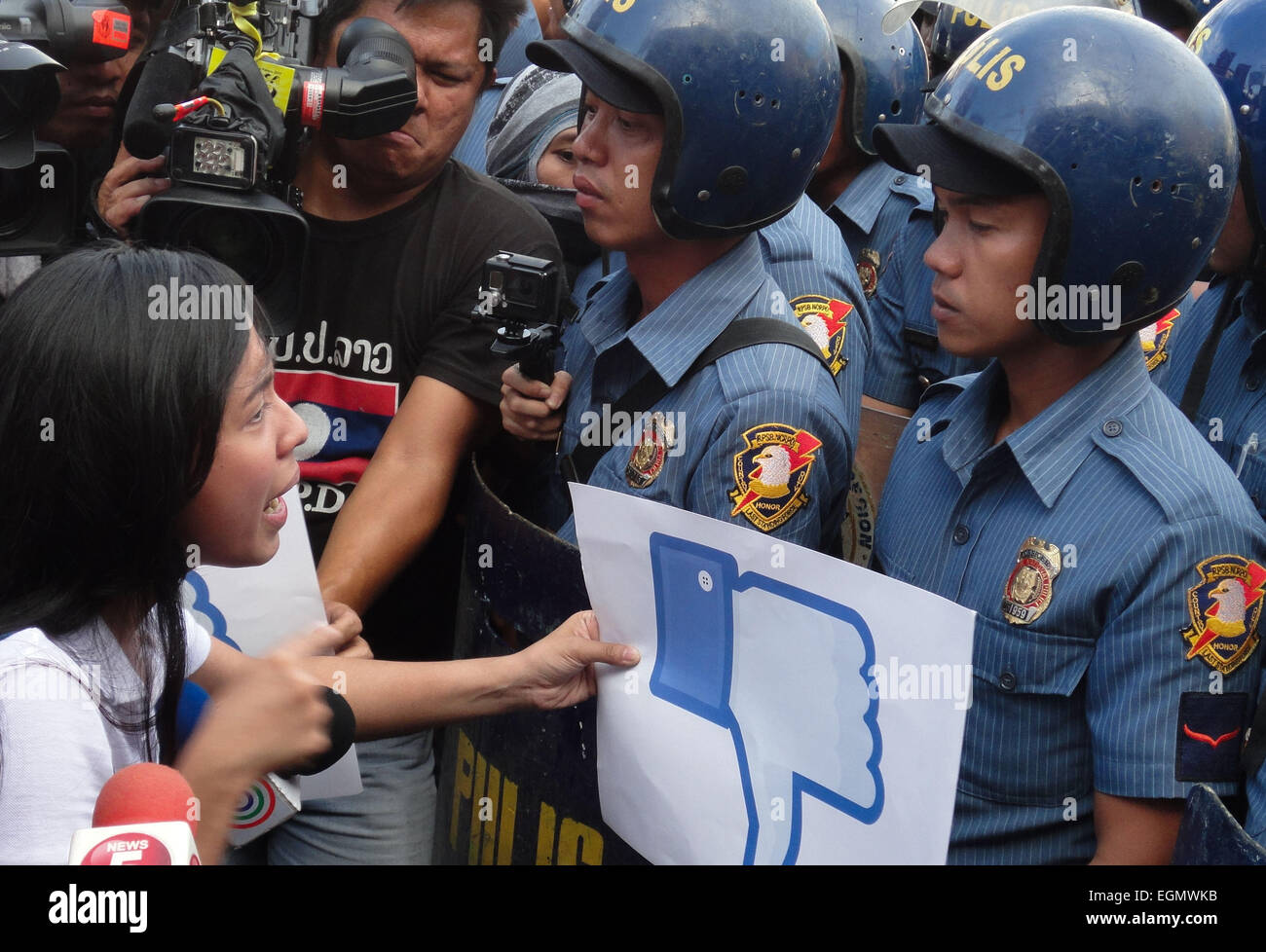 Manila, Philippines. 27th February, 2015. A Filipino protester shouts at a policeman during a rally at Mendiola Bridge near Malacanang Palace. The protesters are calling for the resignation of President Benigno Aquino III over the Mamasapano incident that resulted in the deaths of wanted Malaysian bombmaker Zulkifri 'Marwan' bin Hir, 44 police commandos, 18 Muslim rebels, and 8 civilians. Credit:  Richard James Mendoza/Pacific Press/Alamy Live News Stock Photo