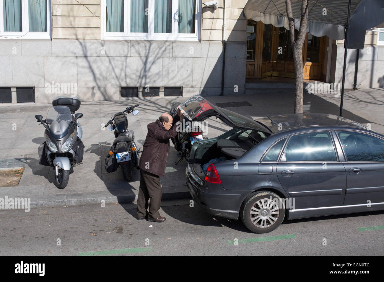 Man closing tailgate boot car shutting shuts Stock Photo Alamy