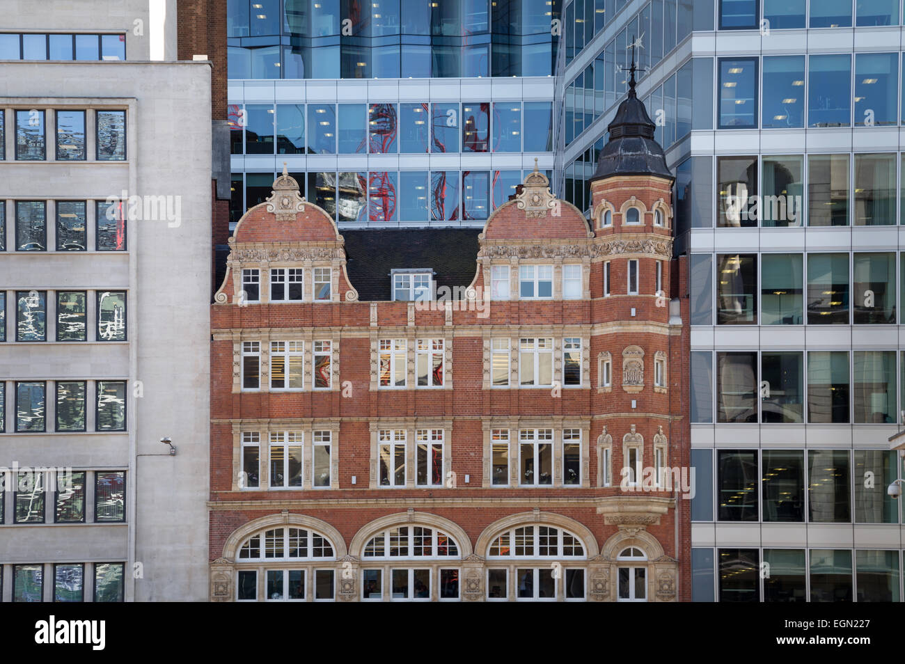 Victorian building hemmed in on either side by modern office blocks on Farringdon Street, London EC4, UK Stock Photo