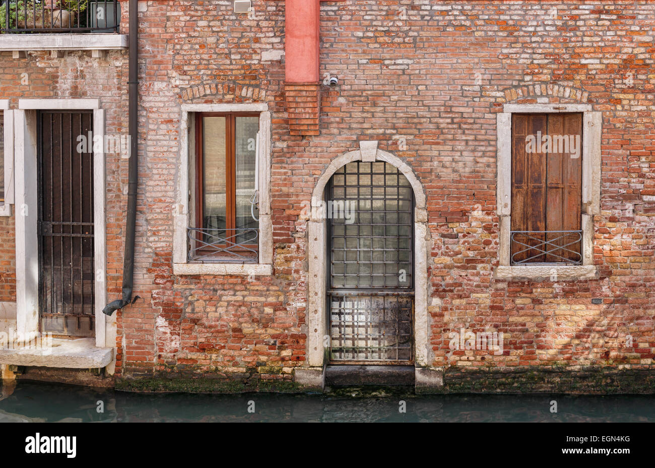 Old italian stone house front hi-res stock photography and images - Alamy