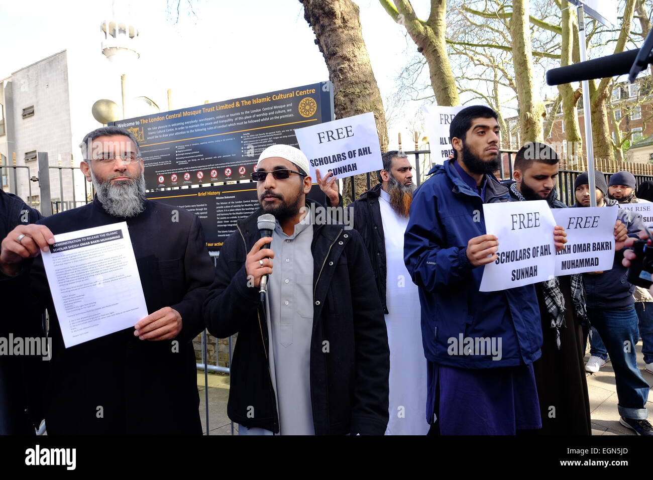 London, UK. 27th Feb, 2015. Anjem Choudary and associates , including Abu Baraa hold demo 'To Demand Release of Sheikh Omar Bakri Muhammad'. Credit:  Rachel Megawhat/Alamy Live News Stock Photo