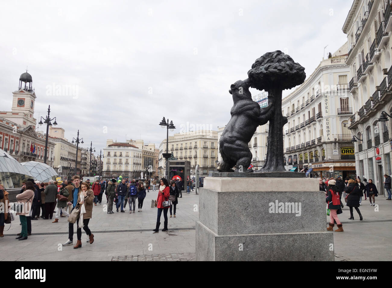 Puerta del Sol square,, Statue of the Bear and Strawberry Tree, heraldic  symbol of Madrid, Spain Stock Photo - Alamy