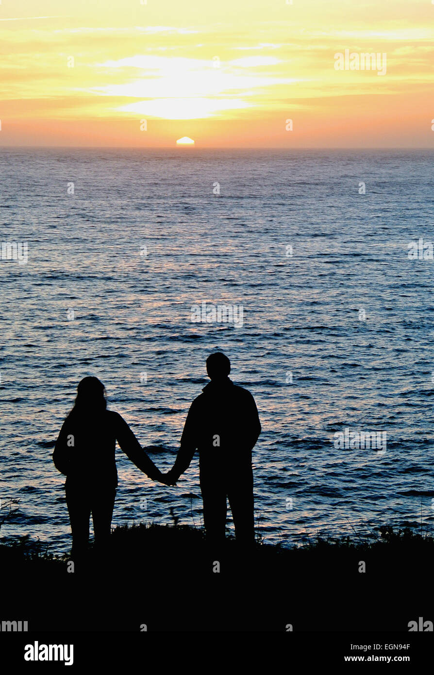 Couple holding hands silhouette hi-res stock photography and images - Alamy