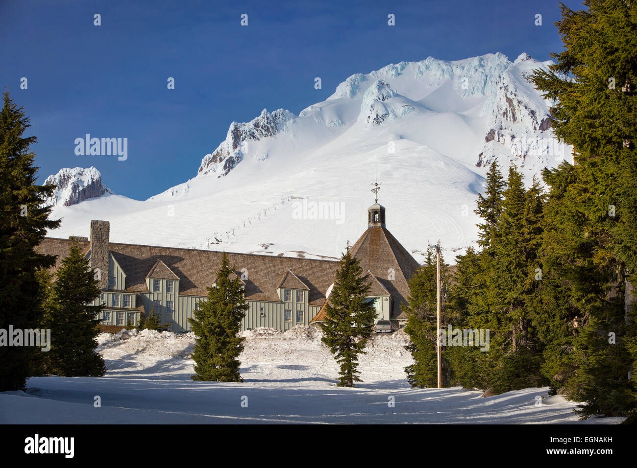 Timberline Lodge below Mount Hood in the Cascade Mountains, Oregon, USA Stock Photo